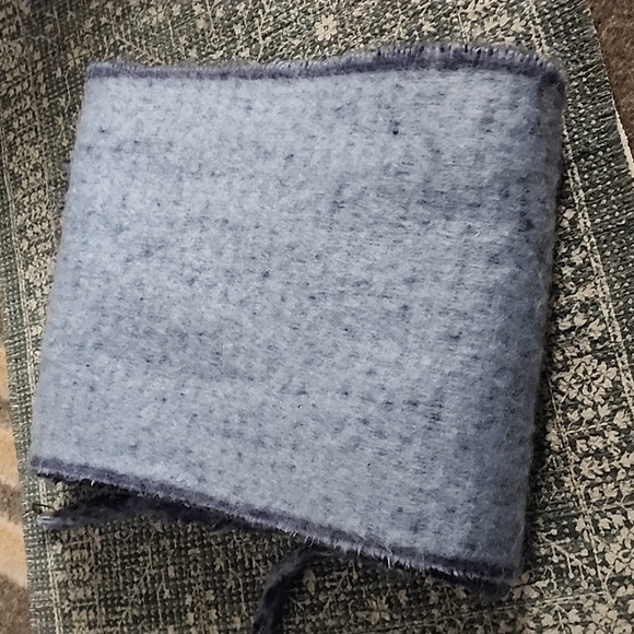 🔴 🔚🔜 2pc Soft Fuzzy Saddle Blanket Style Scarfs . - Picture 7 of 9